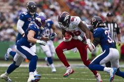 英雄联盟总决赛直播-蓝衣孤影，当库尔图瓦的指尖点燃寒夜，巴西风暴为何在2026世界杯B组写下最残酷的诗篇
