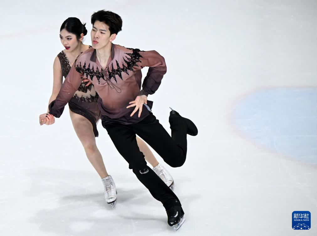 包含双人滑冰选手冰上飞舞夺得冠军的词条