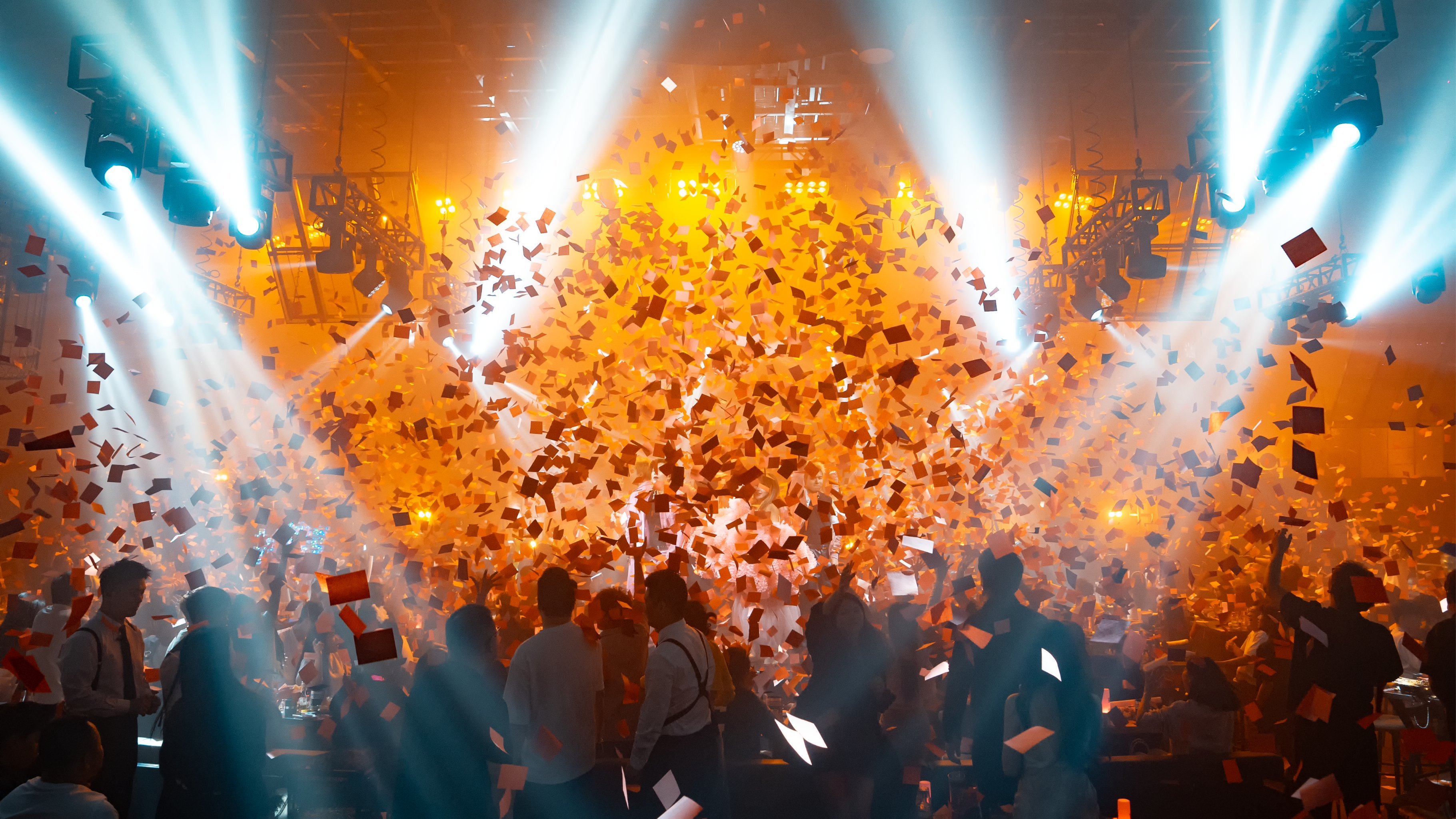 观战狂欢！现场氛围轰轰烈烈！