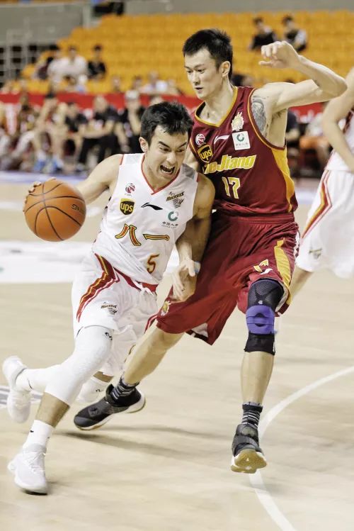 兰州八一取得胜利，球员庆祝欢呼