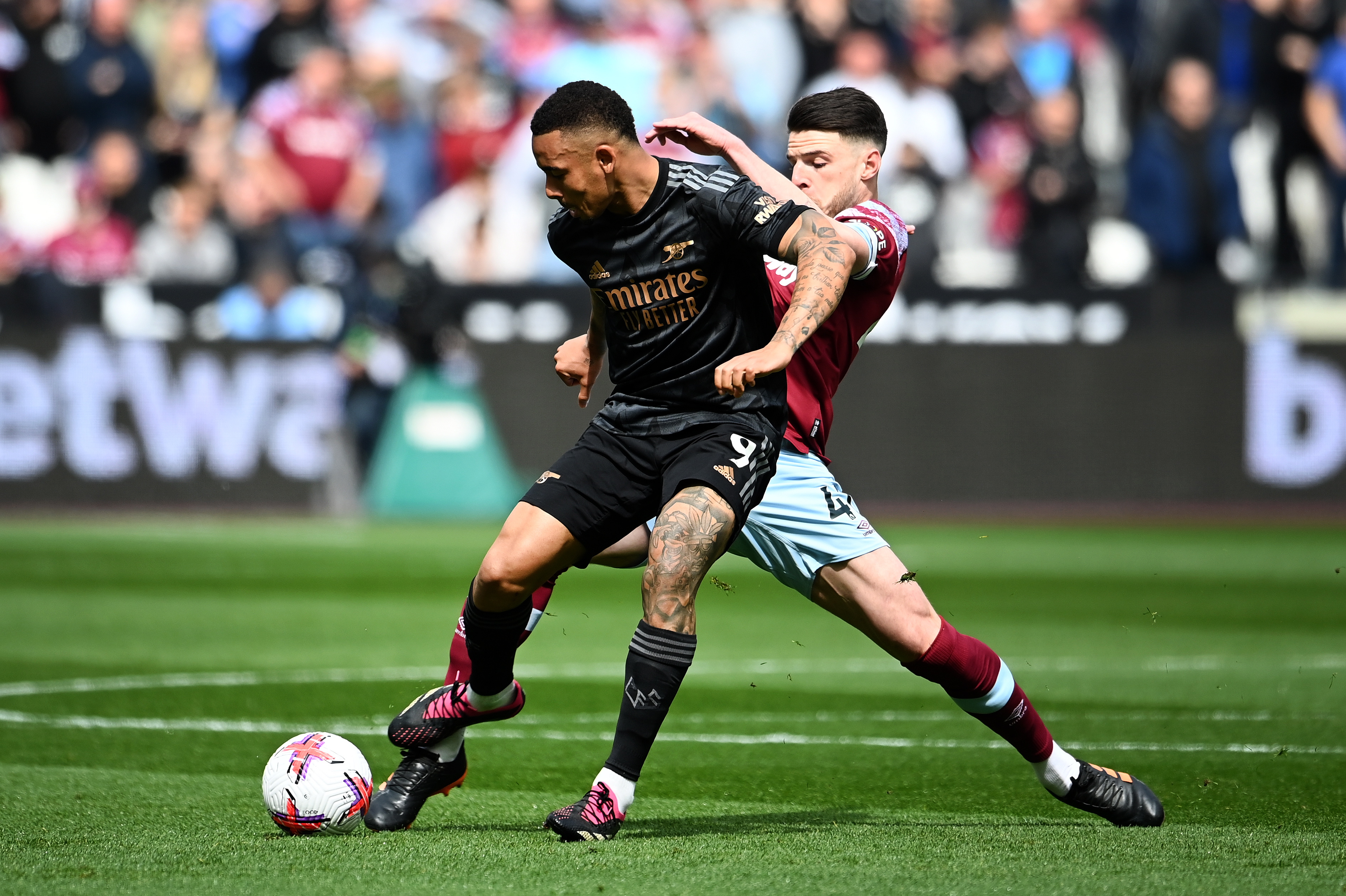 足球比赛中球员们展现出色技术风采 足球比赛中球员们展现出色技术风采