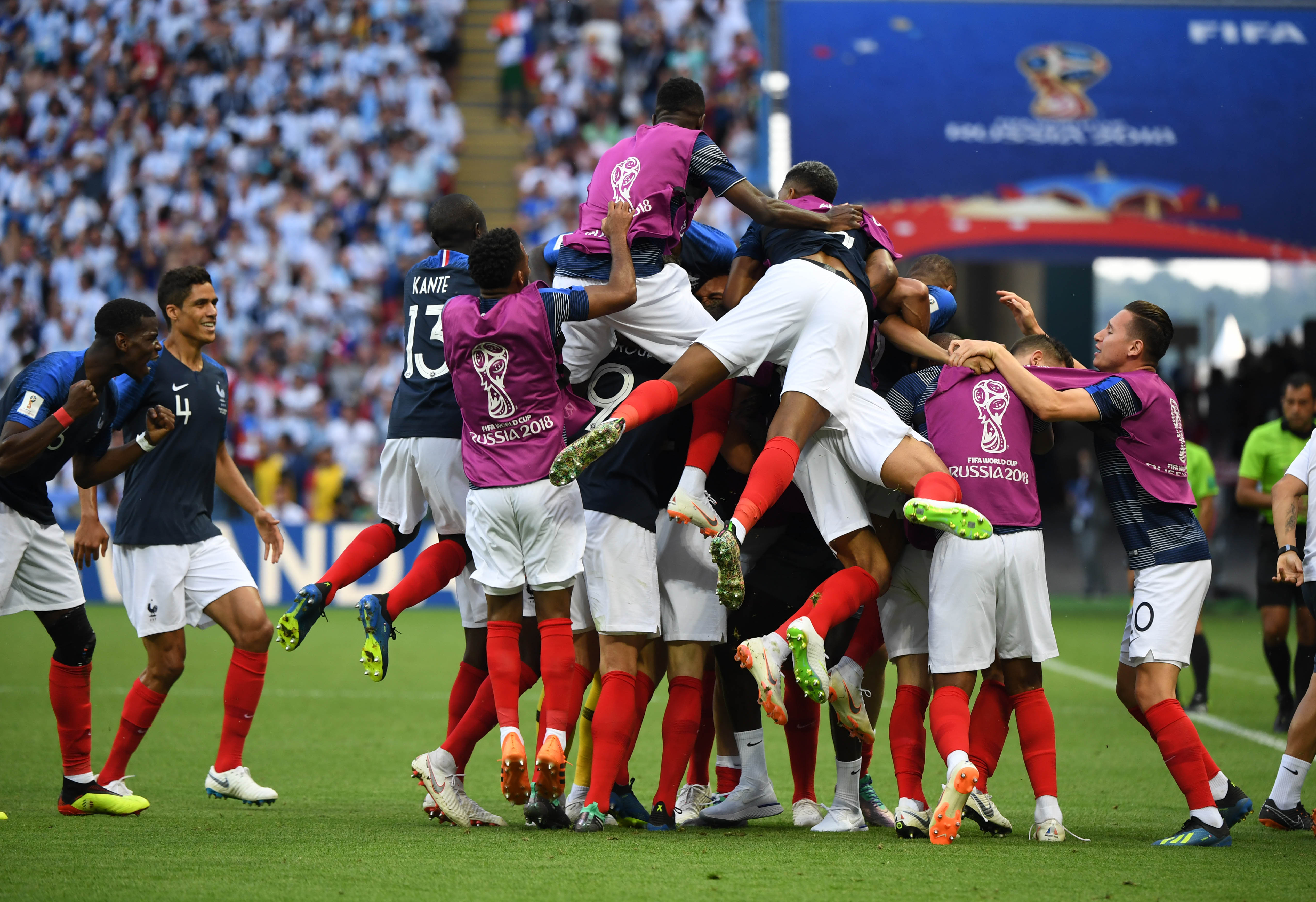 足球比赛中球员们展现出色技术风采 足球比赛中球员们展现出色技术风采