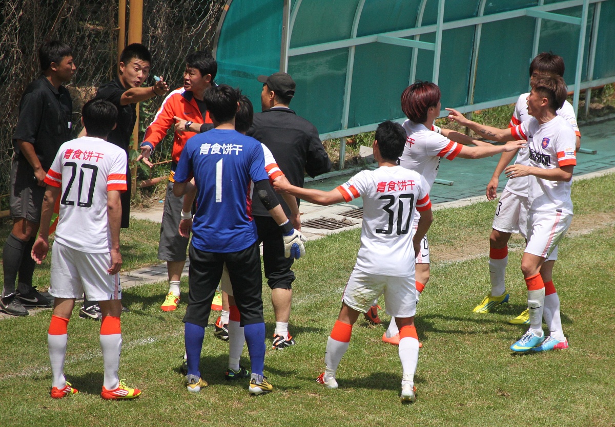 顶级球队激战正酣，团队配合令人惊叹的简单介绍