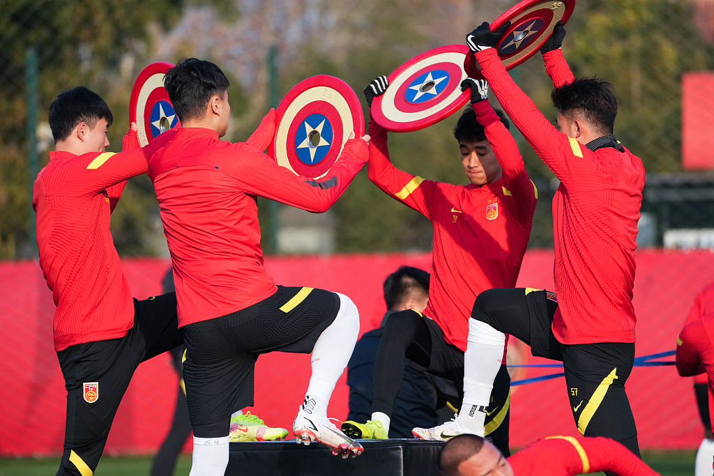 战术对抗!教练们在场边紧急调整阵容 战术对抗!教练们在场边紧急调整阵容