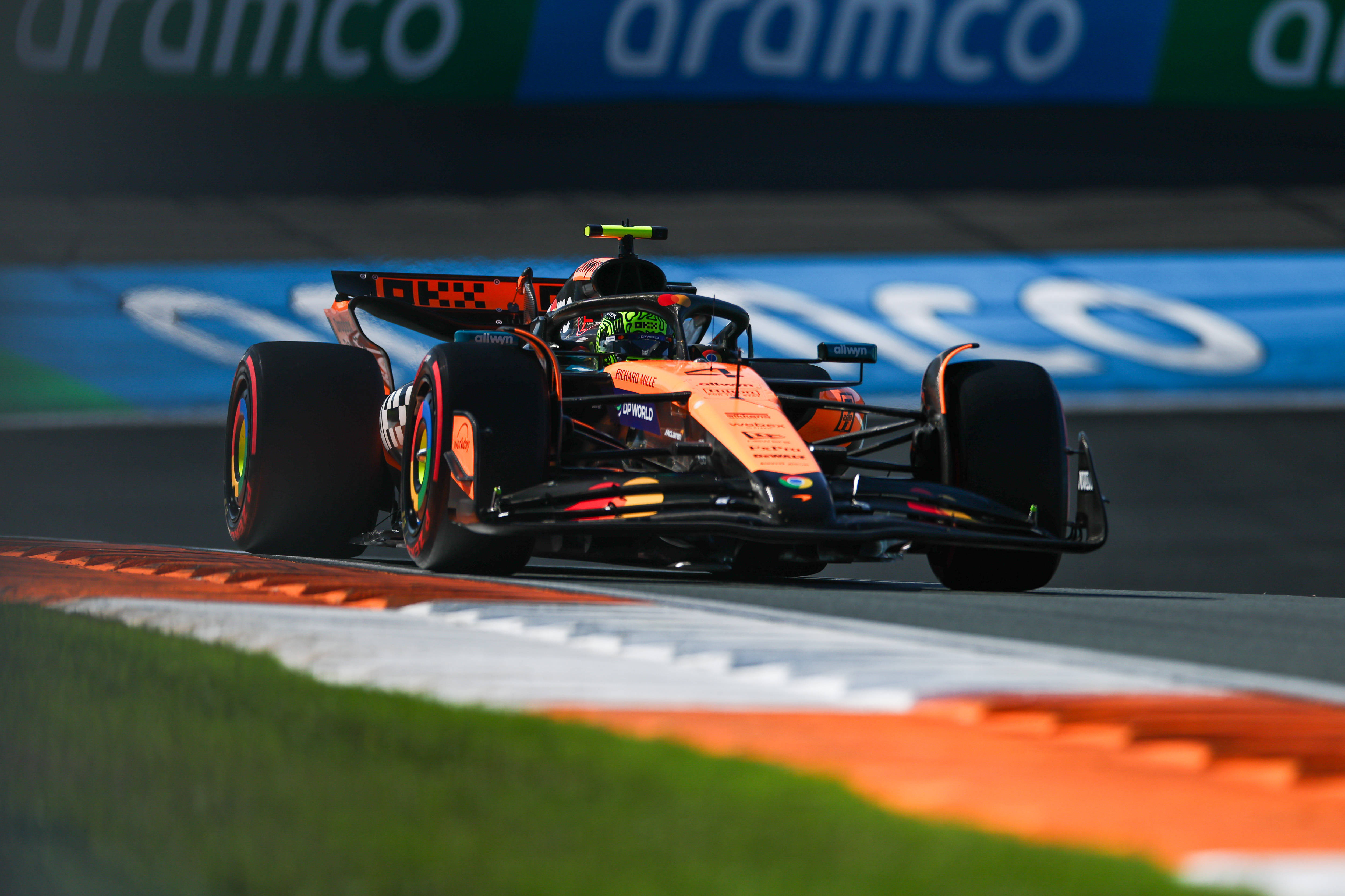 梅赛德斯险胜红牛车队，皮亚斯特里扛起全队的简单介绍